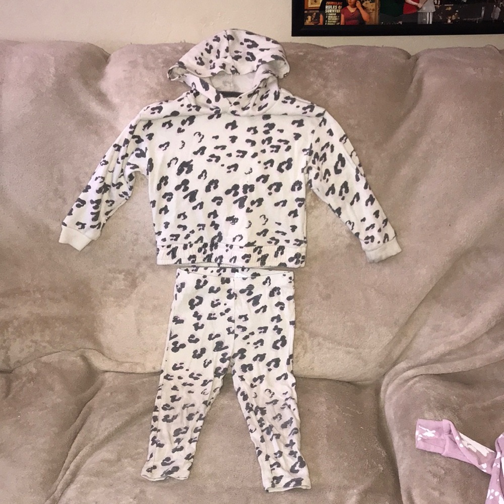 Grayson mini 3T hooded sweatshirt with matching thermal leggings 💕